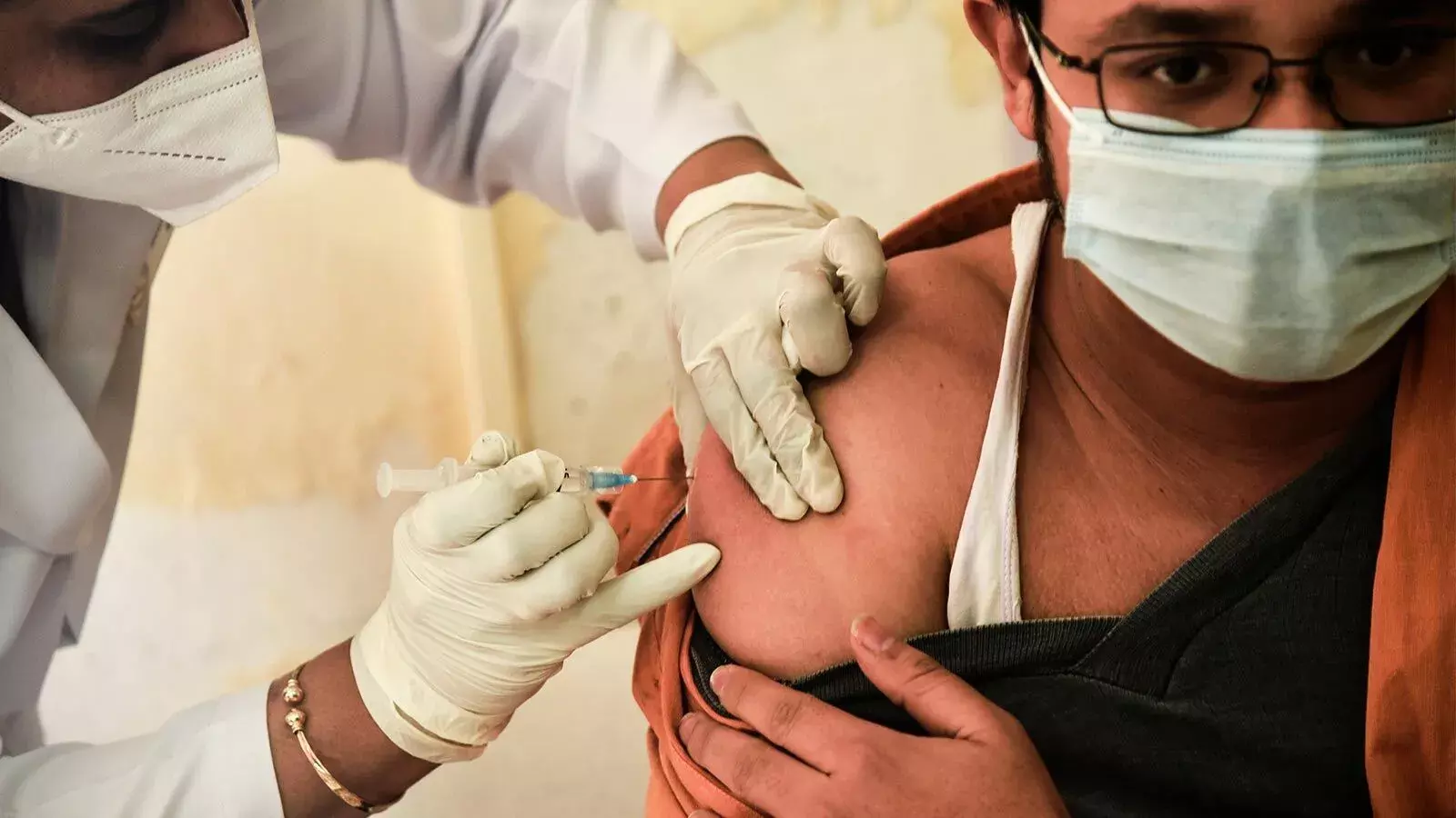 மே மூன்றாம் வாரம் வரை இளம் வயதினருக்கு கோவிட் தடுப்பூசி போட முடியாது: மாநிலங்கள் மே மூன்றாம் வாரம் வரை இளம் வயதினருக்கு கோவிட் தடுப்பூசி போட முடியாது: மாநிலங்கள்