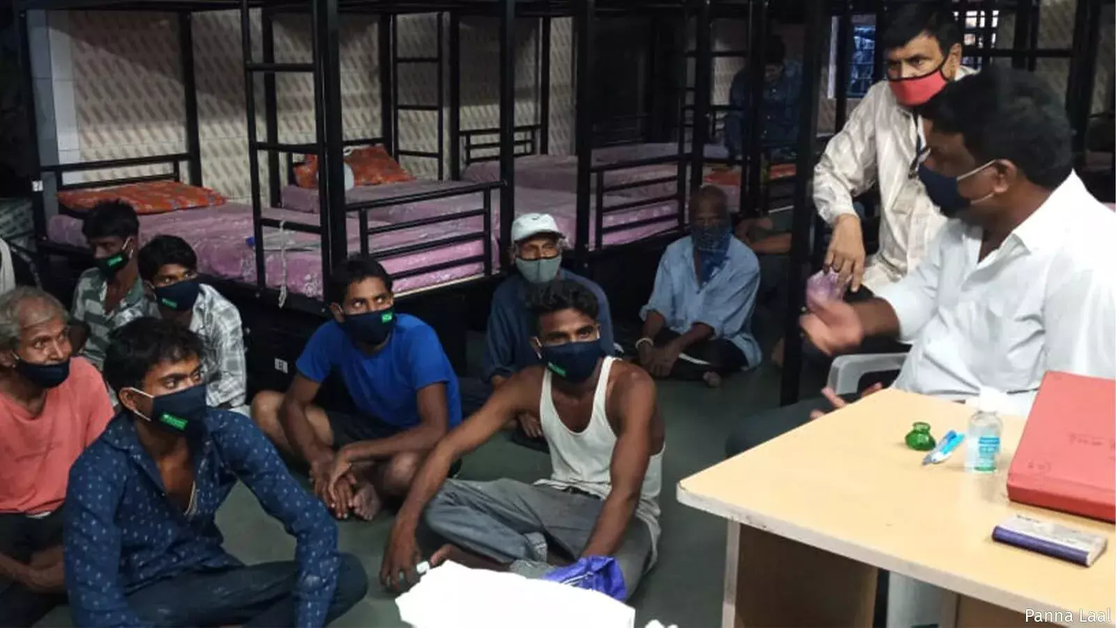 கோவிட் ஊரடங்குகளானது சுகாதாரம், தடுப்பூசிக்காக புலம்பெயர்ந்த தொழிலாளர்கள் திண்டாடச் செய்கிறது கோவிட் ஊரடங்குகளானது சுகாதாரம், தடுப்பூசிக்காக புலம்பெயர்ந்த தொழிலாளர்கள் திண்டாடச் செய்கிறது