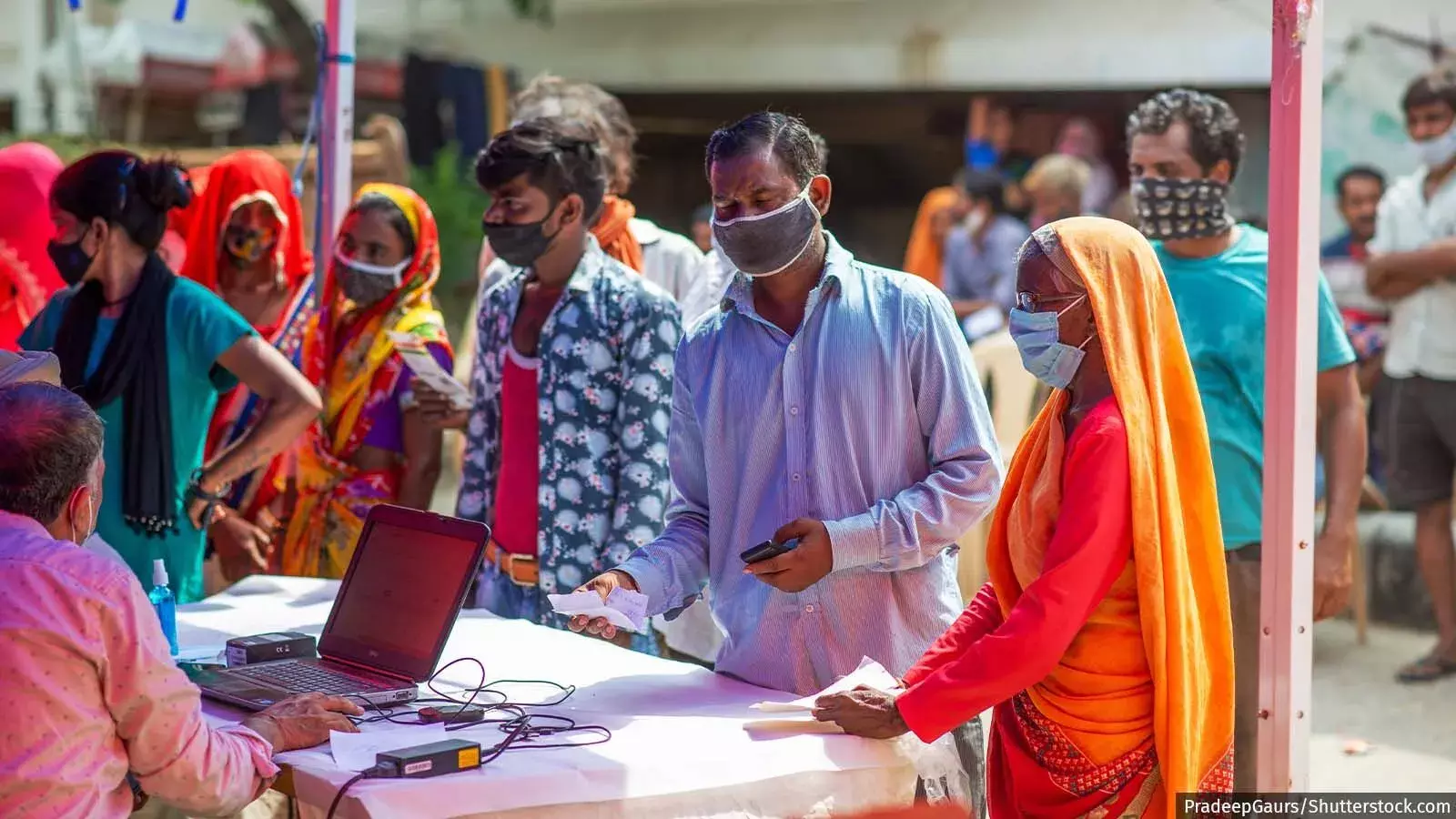 ஷிவ்புரி புலம்பெயர்ந்தோருக்கு தயக்கத்தை போக்கி தடுப்பூசி போட சமுதாயம் எவ்வாறு உதவியது ஷிவ்புரி புலம்பெயர்ந்தோருக்கு தயக்கத்தை போக்கி தடுப்பூசி போட சமுதாயம் எவ்வாறு உதவியது