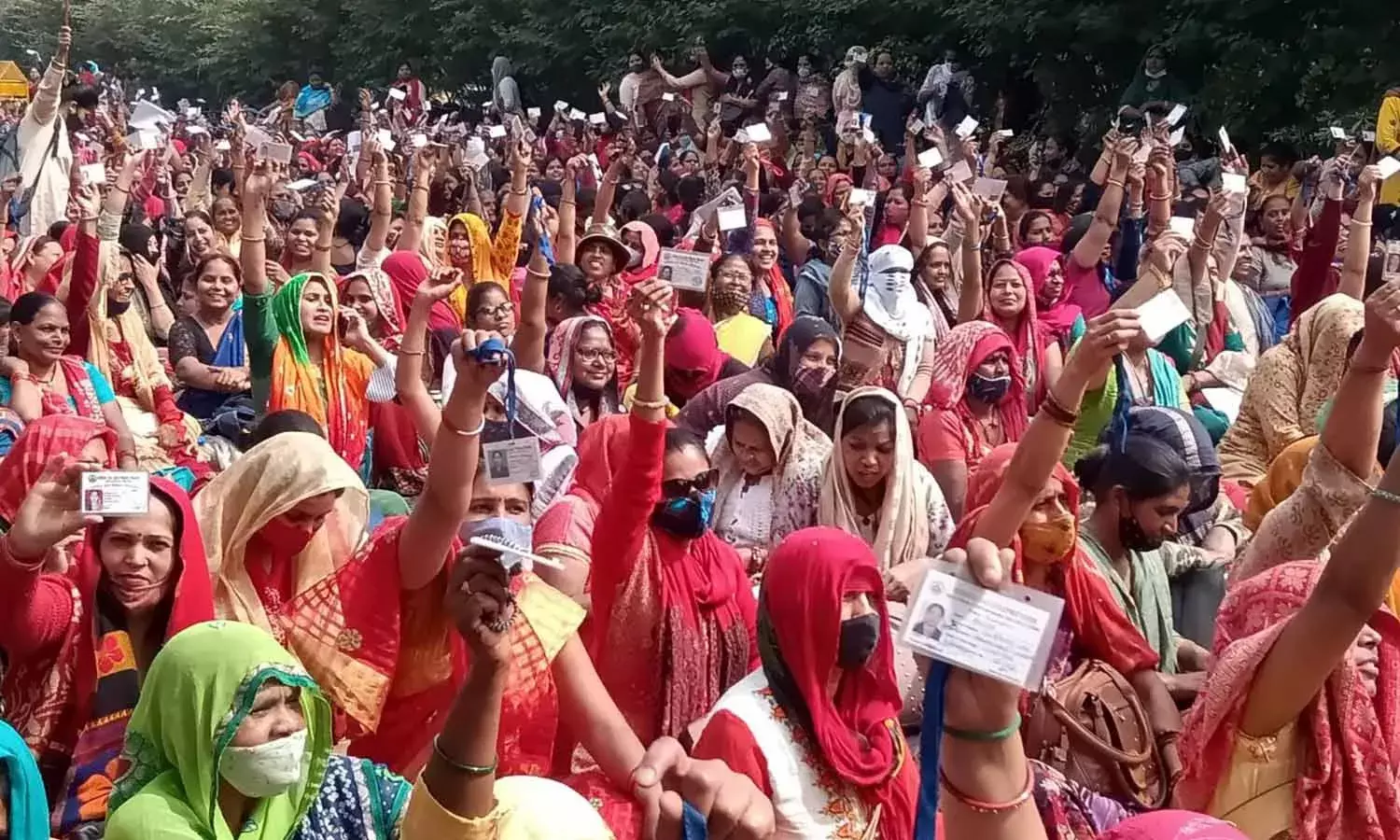 டெல்லியின் அங்கன்வாடி பணியாளர்கள் ஏன் அதிக ஊதியம், சமூக பாதுகாப்புக்காக போராடுகிறார்கள் டெல்லியின் அங்கன்வாடி பணியாளர்கள் ஏன் அதிக ஊதியம், சமூக பாதுகாப்புக்காக போராடுகிறார்கள்