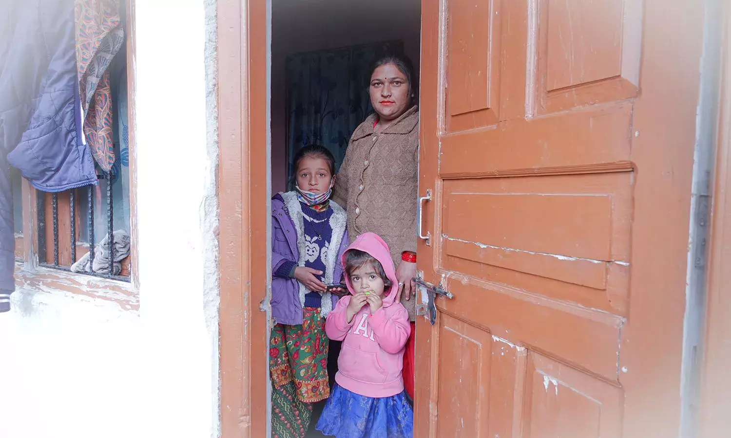 பிரசவத்திற்கு நான்கு நாட்களுக்குப் பிறகு நான் பனியில் 4 கி.மீ., நடக்க வேண்டிய கட்டாயம் உண்டானது பிரசவத்திற்கு நான்கு நாட்களுக்குப் பிறகு நான் பனியில் 4 கி.மீ., நடக்க வேண்டிய கட்டாயம் உண்டானது