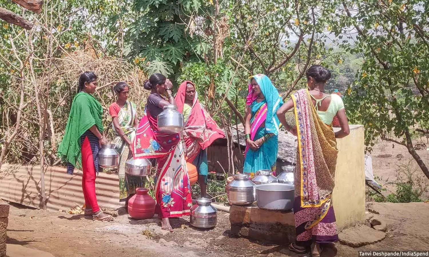குடிநீர் குழாயானது பெண்களின் நேரத்தை மிச்சப்படுத்துகிறது; ஆனால் ஆணாதிக்கம் அதை மற்ற வேலைகளால் நிரப்புகிறது குடிநீர் குழாயானது பெண்களின் நேரத்தை மிச்சப்படுத்துகிறது; ஆனால் ஆணாதிக்கம் அதை மற்ற வேலைகளால் நிரப்புகிறது
