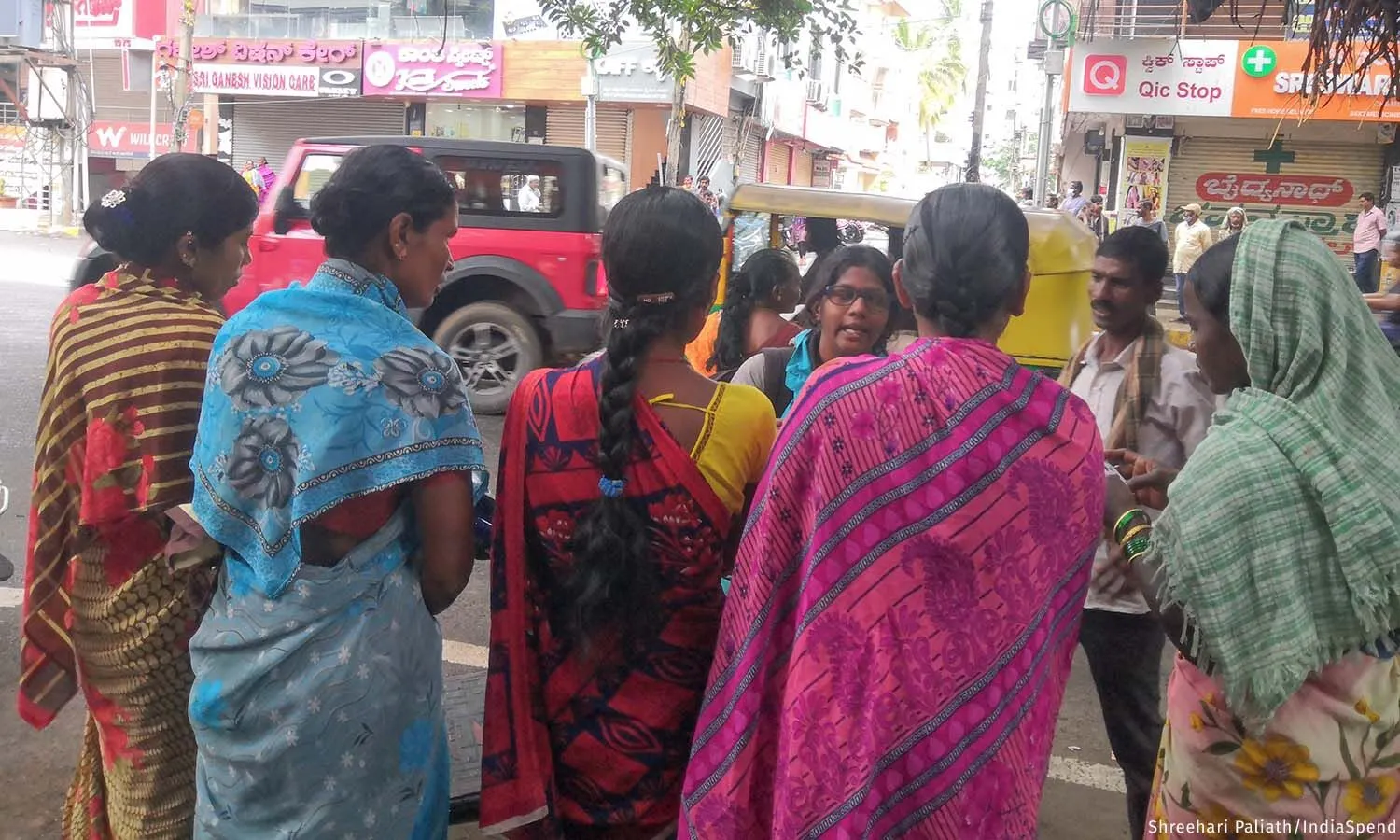 முறைசாரா தொழிலாளர்களுக்கு ஊதியத்தை மீட்டெடுக்க ஹெல்ப்லைன் எப்படி உதவுகிறது முறைசாரா தொழிலாளர்களுக்கு ஊதியத்தை மீட்டெடுக்க ஹெல்ப்லைன் எப்படி உதவுகிறது
