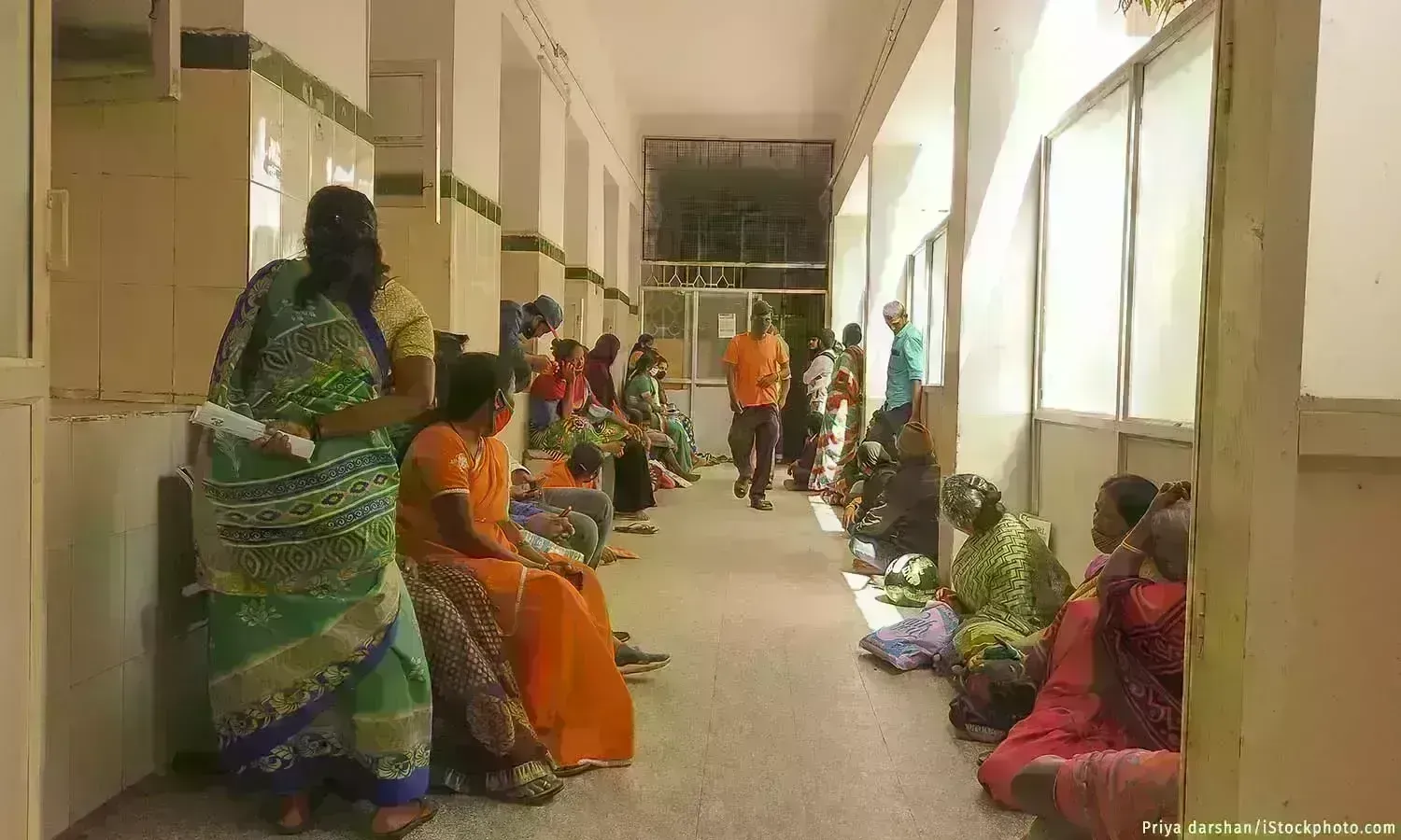 கடன்,  அவசரத்தேவைக்கு விற்பனை: இந்தியர்கள் சுகாதாரப் பாதுகாப்புக்கு எவ்வாறு பணம் செலுத்துகின்றனர் கடன்,  அவசரத்தேவைக்கு விற்பனை: இந்தியர்கள் சுகாதாரப் பாதுகாப்புக்கு எவ்வாறு பணம் செலுத்துகின்றனர்