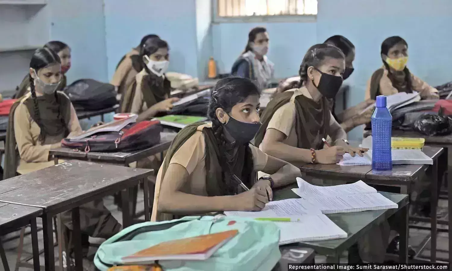 கோவிட்-19 தொற்றுக்கு பின் ஓராண்டு பள்ளி செயல்பாடு: தீர்வாக வகுப்புகள், வாட்ஸ் அப் மற்றும் ஈடுபாடுள்ள பெற்றோர் கோவிட்-19 தொற்றுக்கு பின் ஓராண்டு பள்ளி செயல்பாடு: தீர்வாக வகுப்புகள், வாட்ஸ் அப் மற்றும் ஈடுபாடுள்ள பெற்றோர்