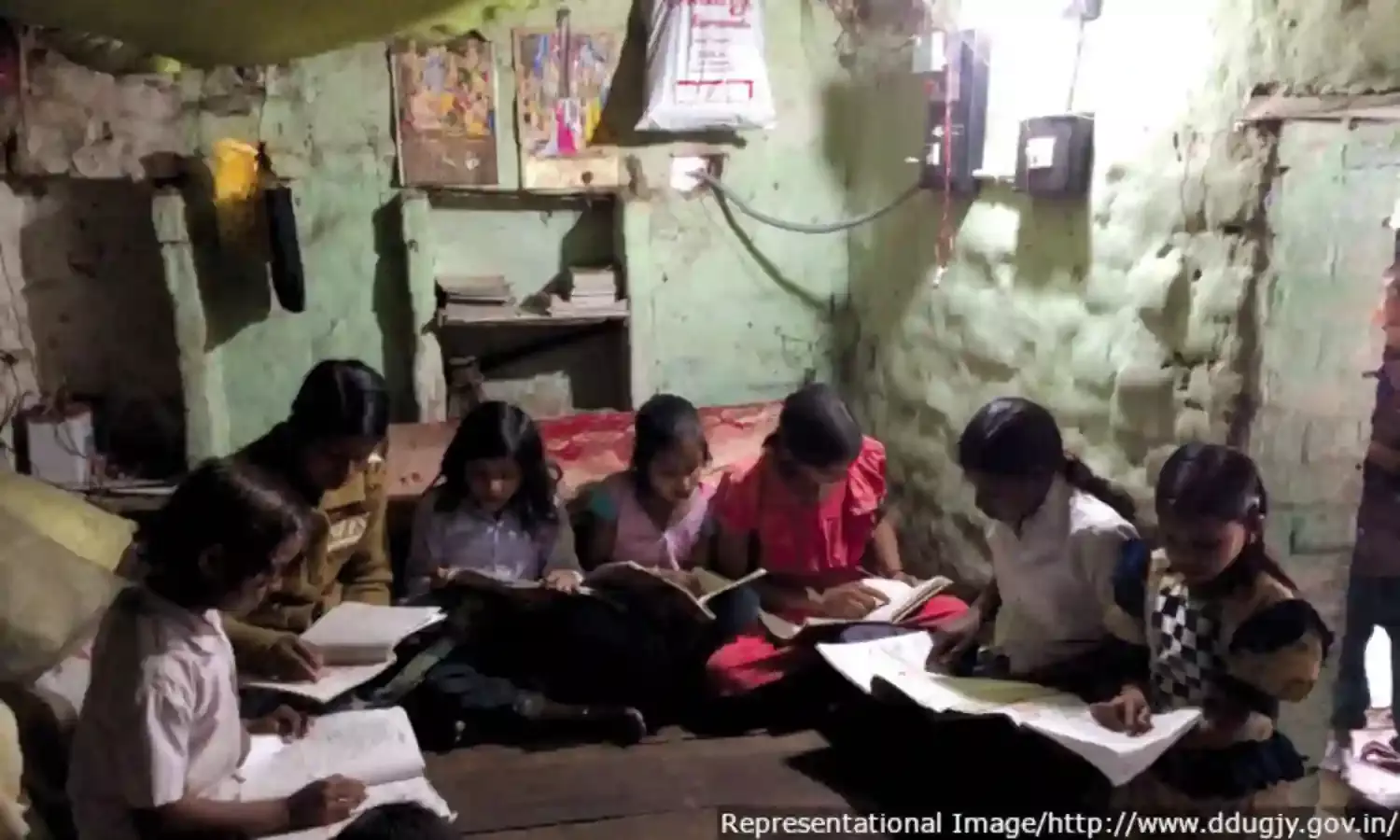 100% மின்இணைப்பு என்று பிரதமர் கூறினாலும் 1.5 கோடி வீடுகள் –இது தென் கொரியாவின் வீடுகளுக்கு சமம்– மின்வசதியின்றி உள்ளன