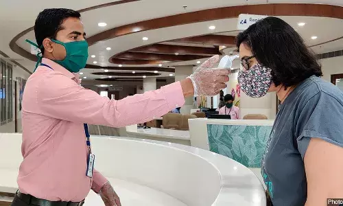 கோவிட் நோயாளிகளுக்கு தொகை தர மறுக்கும் காப்பீட்டாளர்கள், பில்லுடன் போராடும் தனியார் மருத்துவமனைகள் கோவிட் நோயாளிகளுக்கு தொகை தர மறுக்கும் காப்பீட்டாளர்கள், பில்லுடன் போராடும் தனியார் மருத்துவமனைகள்