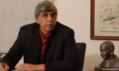 ‘ஆக்ஸ்போர்டு தடுப்பூசியை  உருவாக்க, இந்திய கல்வி நிறுவனங்களோ சானிடிசரை தயாரிக்கின்றன’ ‘ஆக்ஸ்போர்டு தடுப்பூசியை  உருவாக்க, இந்திய கல்வி நிறுவனங்களோ சானிடிசரை தயாரிக்கின்றன’