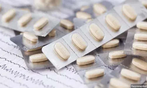 ஊரடங்கில் கறுப்புச்சந்தைகள் பெருகும் நிலையில் உயிர் காக்கும் மருந்துகளை பெற  குடும்பங்கள் போராடுகின்றன ஊரடங்கில் கறுப்புச்சந்தைகள் பெருகும் நிலையில் உயிர் காக்கும் மருந்துகளை பெற  குடும்பங்கள் போராடுகின்றன