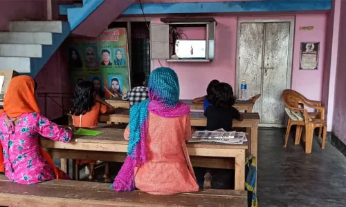 லட்சக்கணக்கானோர் சொந்த ஊர் சென்றபோது, பள்ளித்திட்டம் ஒன்று கேரள புலம்பெயர்ந்தோரை தங்கச் செய்தது லட்சக்கணக்கானோர் சொந்த ஊர் சென்றபோது, பள்ளித்திட்டம் ஒன்று கேரள புலம்பெயர்ந்தோரை தங்கச் செய்தது