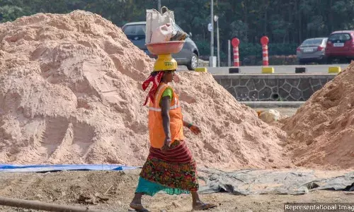 ஊரடங்கின் போது தொழிலாளர்களுக்கு ஊதியம் வழங்காததால் கட்டுமானத் தொழில் எவ்வாறு விலகி நிற்கிறது ஊரடங்கின் போது தொழிலாளர்களுக்கு ஊதியம் வழங்காததால் கட்டுமானத் தொழில் எவ்வாறு விலகி நிற்கிறது