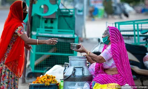 ஒரு கோவிட்-19 நோயாளி இந்தியாவில் எத்தனை பேரை பாதிக்கச் செய்கிறார்? ஒரு கோவிட்-19 நோயாளி இந்தியாவில் எத்தனை பேரை பாதிக்கச் செய்கிறார்?