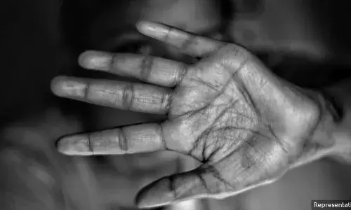 ஊரடங்கால் வீட்டு வன்முறை அதிகரிக்கும் நிலையில் ஆஷா தொழிலாளர்கள் மற்றும் புதிய அணுகுமுறையால் அதை தடுக்க வேண்டும் ஊரடங்கால் வீட்டு வன்முறை அதிகரிக்கும் நிலையில் ஆஷா தொழிலாளர்கள் மற்றும் புதிய அணுகுமுறையால் அதை தடுக்க வேண்டும்