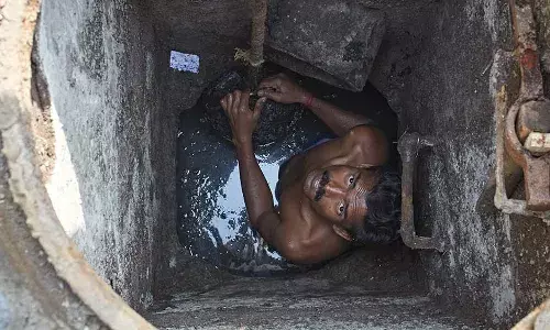 அரசின் கழிவறை கட்டிடம் கையால் மனிதக்கழிவு அள்ளுவதை அதிகரிக்க செய்யும்: அறிக்கை அரசின் கழிவறை கட்டிடம் கையால் மனிதக்கழிவு அள்ளுவதை அதிகரிக்க செய்யும்: அறிக்கை