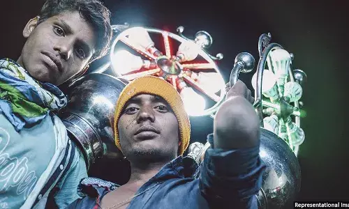 குழந்தை தொழிலாளர் முறையை முடிவு கட்ட இந்தியா போராடும்போது, பீகார் திருமணங்களில்  11 மணி நேரம் பணிபுரியும் குழந்தைகள்