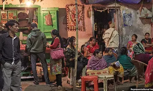 குறையும் எச்.ஐ.வி விகிதம். இந்தியாவின் பாலியல் தொழிலாளர்களுக்கும் ஏதோ கொஞ்சம் செல்கிறது