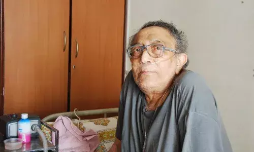 ஆக்ஸிஜன் தொட்டியுடன் ஒரு மனிதரும், இந்தியாவின் அதிகரித்து வரும் இறப்பும் ஆக்ஸிஜன் தொட்டியுடன் ஒரு மனிதரும், இந்தியாவின் அதிகரித்து வரும் இறப்பும்