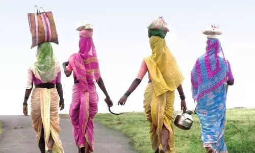 கிராமப்புற வேலைவாய்ப்பு மறையும் போது முதலில் இழப்பை சந்திப்பது பெண்களே கிராமப்புற வேலைவாய்ப்பு மறையும் போது முதலில் இழப்பை சந்திப்பது பெண்களே