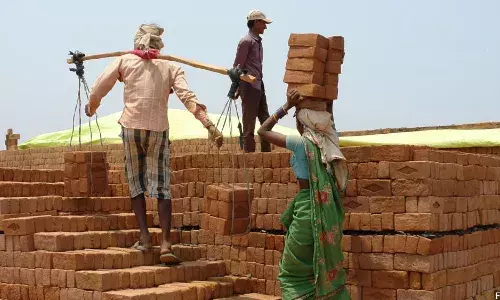 புதிய விதிமுறையால் தேசிய குறைந்தபட்ச கூலி நாளொன்றுக்கு ரூ.375 என இரட்டிப்பாகலாம்; ஆனால் செயல்படுத்துவது முக்கியம் புதிய விதிமுறையால் தேசிய குறைந்தபட்ச கூலி நாளொன்றுக்கு ரூ.375 என இரட்டிப்பாகலாம்; ஆனால் செயல்படுத்துவது முக்கியம்