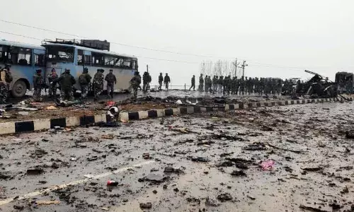 வாகன குண்டு வெடிப்பில் 44 சி.ஆர்.பி.எப். வீரர்கள் பலி; காஷ்மீரில் 4 ஆண்டுகளில் இறந்த பாதுகாப்பு படையினர் எண்ணிக்கை 94% அதிகரிப்பு வாகன குண்டு வெடிப்பில் 44 சி.ஆர்.பி.எப். வீரர்கள் பலி; காஷ்மீரில் 4 ஆண்டுகளில் இறந்த பாதுகாப்பு படையினர் எண்ணிக்கை 94% அதிகரிப்பு