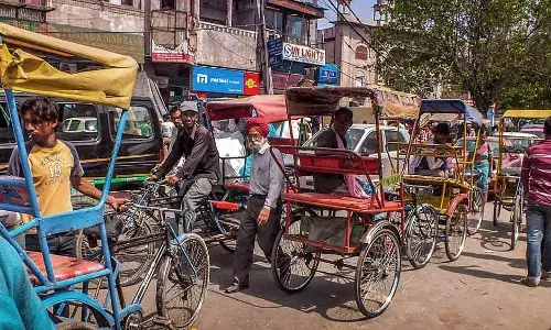 மாயமாகும் இந்தியாவின் நடுத்தர ஊர்கள்: நகரங்களைவிட மக்கள்தொகை அதிகமுள்ள 24,000 ‘கிராமங்கள்’ நகர்ப்புறங்களுக்கான கொள்கையை இழக்கின்றன