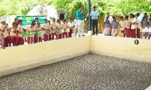 தண்ணீர் ஊற்றுவதோடு கழிப்பறை சுகாதாரம் முடிவதில்லை; மனிதக்கழிவு சுழற்சியில் முன்மாதிரியாக திகழும் தமிழ்நாட்டின் கருங்குழி தண்ணீர் ஊற்றுவதோடு கழிப்பறை சுகாதாரம் முடிவதில்லை; மனிதக்கழிவு சுழற்சியில் முன்மாதிரியாக திகழும் தமிழ்நாட்டின் கருங்குழி