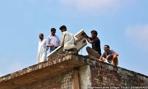 மின் மயமாக்கலை நோக்கி ஒரு கிராமத்தின் பயணம்: ”100%” மின்வசதி என்ற முழக்கத்தில் பெரிய ஓட்டை ஏன்? மின் மயமாக்கலை நோக்கி ஒரு கிராமத்தின் பயணம்: ”100%” மின்வசதி என்ற முழக்கத்தில் பெரிய ஓட்டை ஏன்?