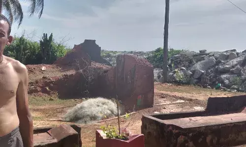 கடலோர வீடுகள் மாயமாகின்றன; சுவர்கள் கரைகின்றன; முன்பு மனிதர்களால் சீரழிவு; இப்போது இயற்கையால் பாதிப்பு கடலோர வீடுகள் மாயமாகின்றன; சுவர்கள் கரைகின்றன; முன்பு மனிதர்களால் சீரழிவு; இப்போது இயற்கையால் பாதிப்பு