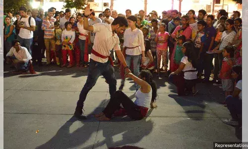 திருமணத்தை ஓராண்டு தள்ளிப்போடுவதால் குடும்ப வன்முறைக்கு எதிராக பெண்களுக்கு அதிகாரம் தரலாம் திருமணத்தை ஓராண்டு தள்ளிப்போடுவதால் குடும்ப வன்முறைக்கு எதிராக பெண்களுக்கு அதிகாரம் தரலாம்