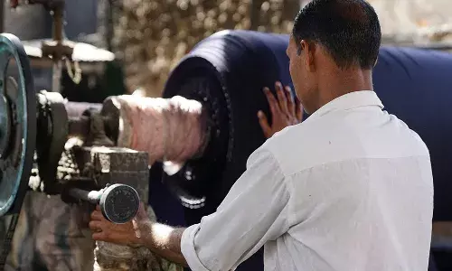 ஒடிசா புலம்பெயர்ந்த தொழிலாளர்கள் கடுமையான ஷிப்டுகள், மோசமான ஊதியங்களுக்குத் திரும்புகின்றனர் ஒடிசா புலம்பெயர்ந்த தொழிலாளர்கள் கடுமையான ஷிப்டுகள், மோசமான ஊதியங்களுக்குத் திரும்புகின்றனர்